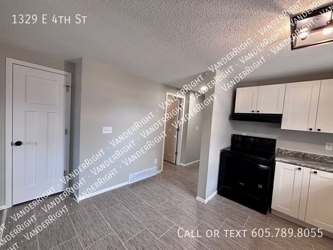 Building Photo - 1329 E 4th St