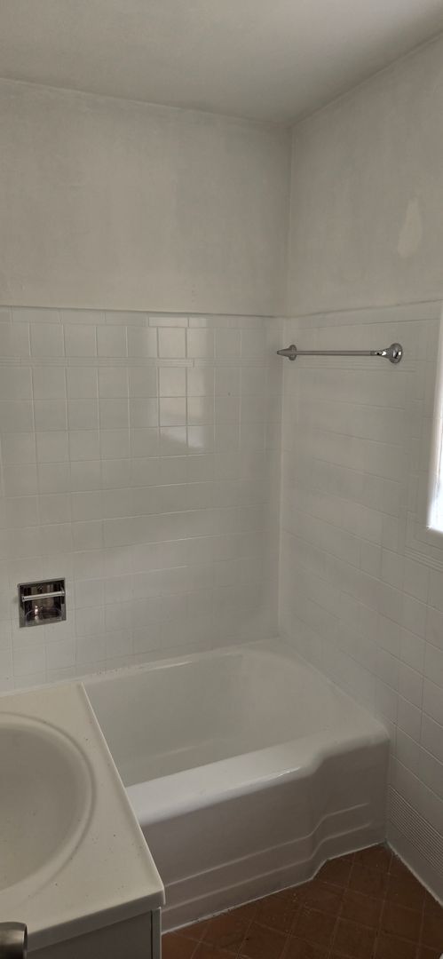 Building Photo - ONE BEDROOM ONE BATHROOM NEWLY RENOVATED A...