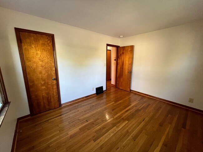 Building Photo - **3-BEDROOM HOUSE W/ 2-CAR GARAGE IN BEECH...