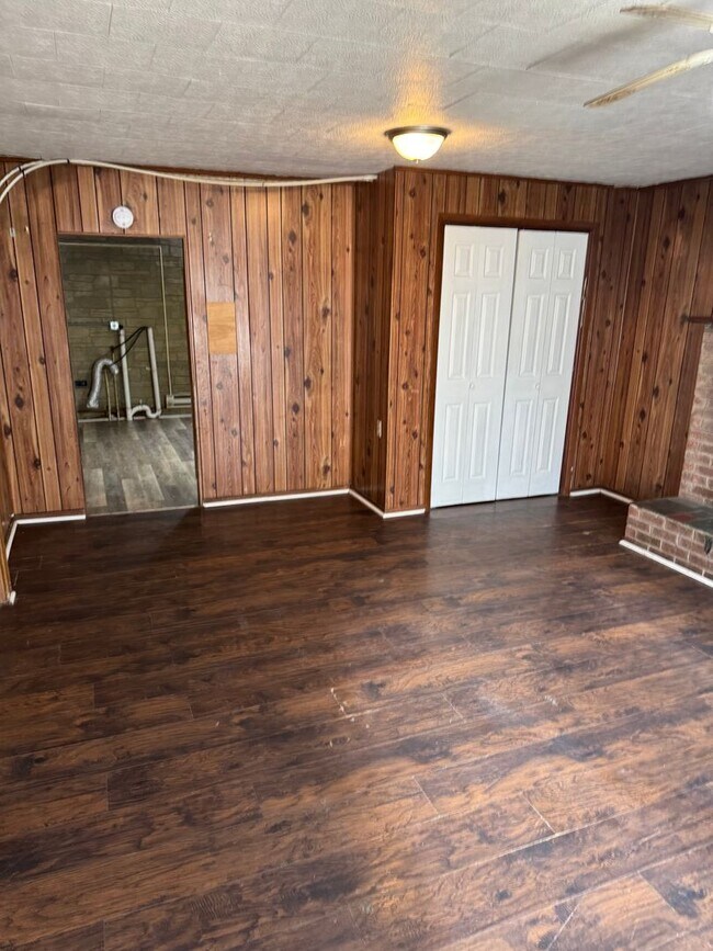 Building Photo - 3 bedroom, 1 bath, 2 story single family h...