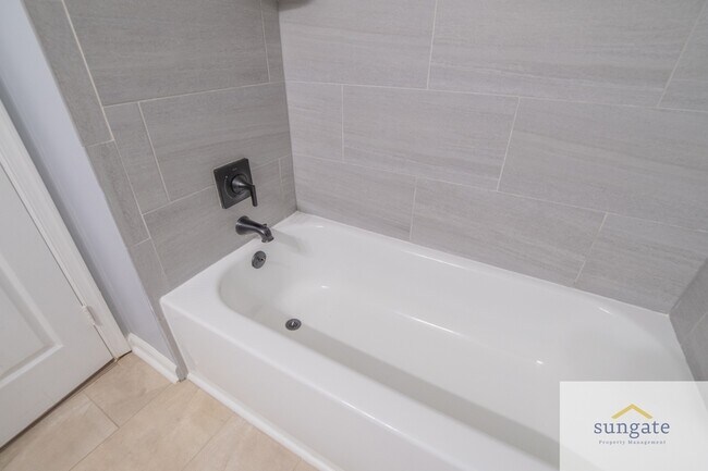 Building Photo - 113 Brightwater Dr