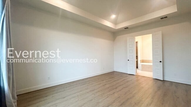 Building Photo - Charming Rental with Pool & 2-Car Garage  / Fenced-Yard / Off-street Parking / Available now!