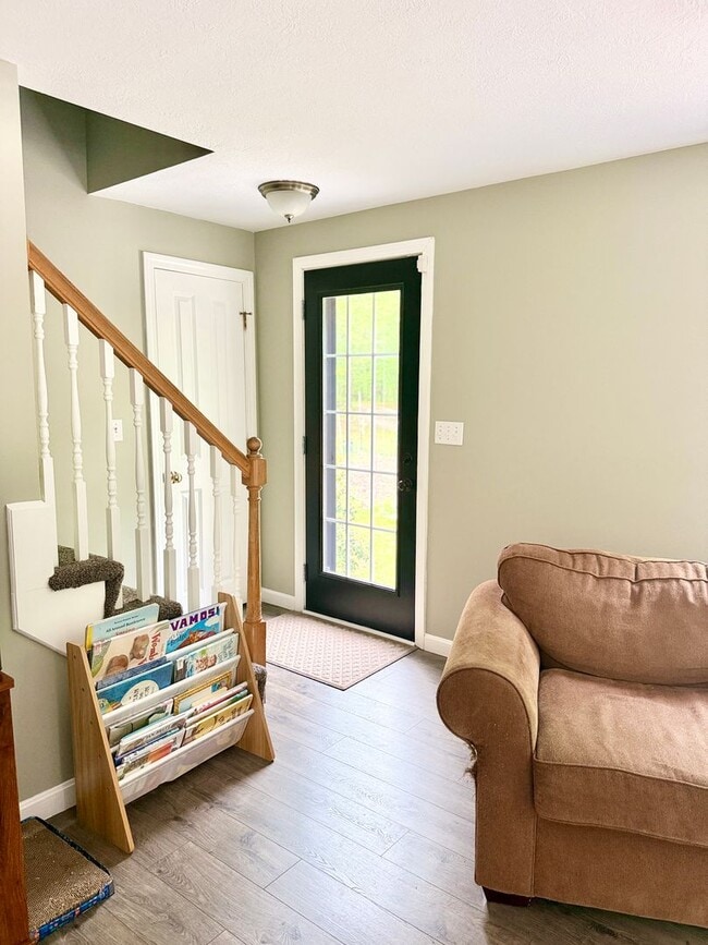Building Photo - Sunny & Spacious 4 bedroom home