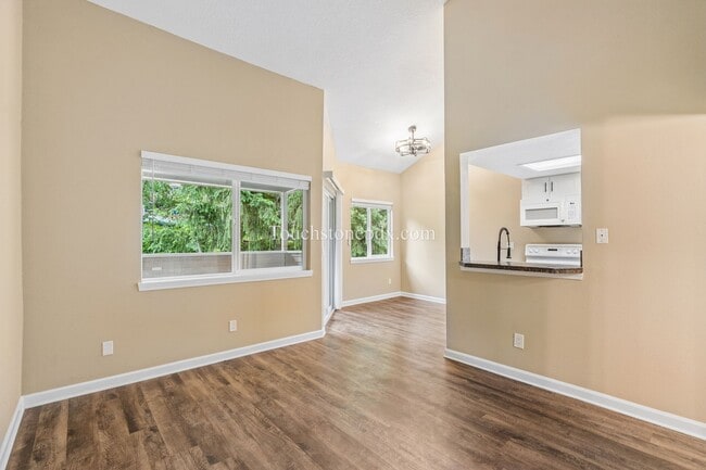Building Photo - Light Filled Clackamas Condo with Covered Balcony and Community Amenities