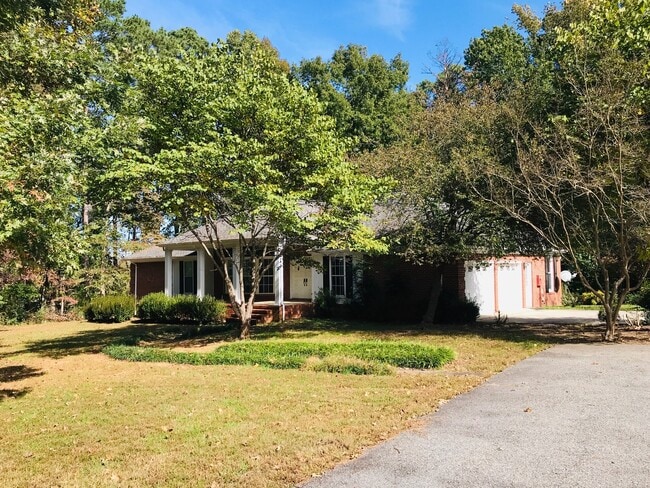 Building Photo - Amazing 4 Bedroom, 3 Bath Home With 2 Kitc...