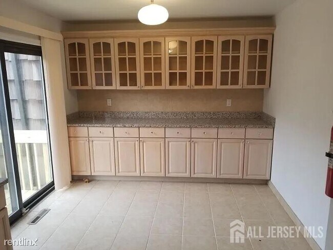 Building Photo - 804 Maple Hill Dr