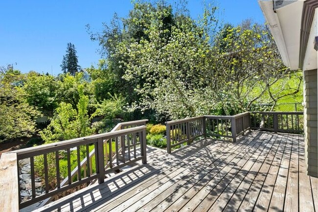Building Photo - Charming AIR CONDITIONED Leschi Craftsman