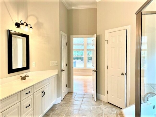 Building Photo - CASTLE LAKES - HOME W/ POOL