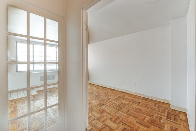 Building Photo - Charming & Bright Junior One Bedroom at River Place North