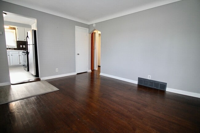 Building Photo - 4 Bed 2 Bath Farmington Hills home for lease