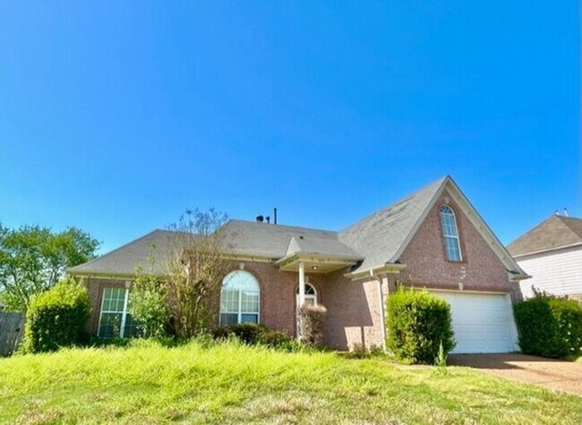 Building Photo - Now leasing a spacious 3 bedroom 2 bath ho...