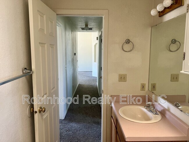 Building Photo - 132 Flora Pl