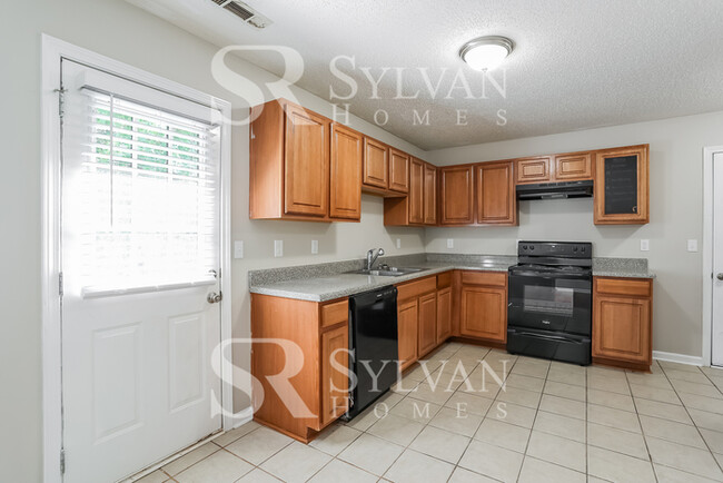 Building Photo - Enjoy one-level living in this 3 bedroom, ...