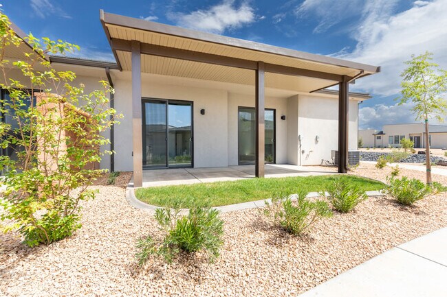 Building Photo - 2823 E Snowberry Dr