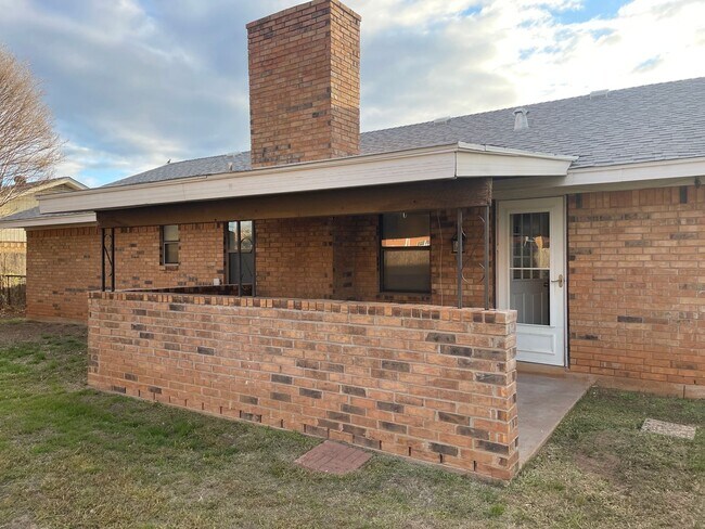 Building Photo - 3/2/2 updated in 2023!