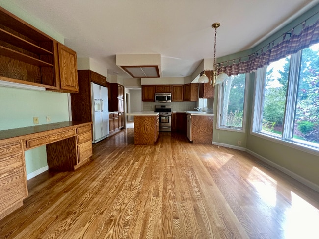 Building Photo - Spacious 4-Bed Retreat with Guest Suite & Fireplace