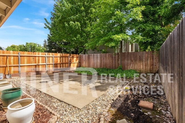 Building Photo - 9140 Nasreen Dr