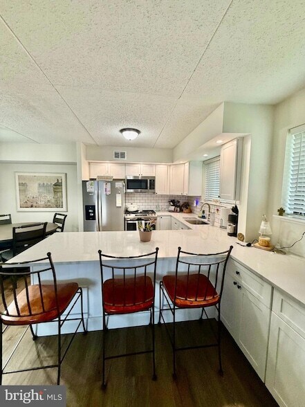 Building Photo - 6906 Hilltop Dr