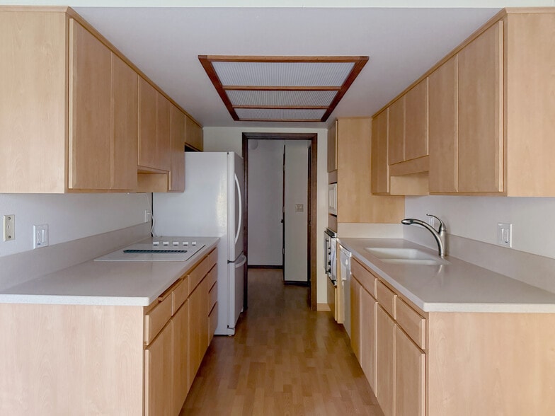 Building Photo - 8949 SW Fairview Pl