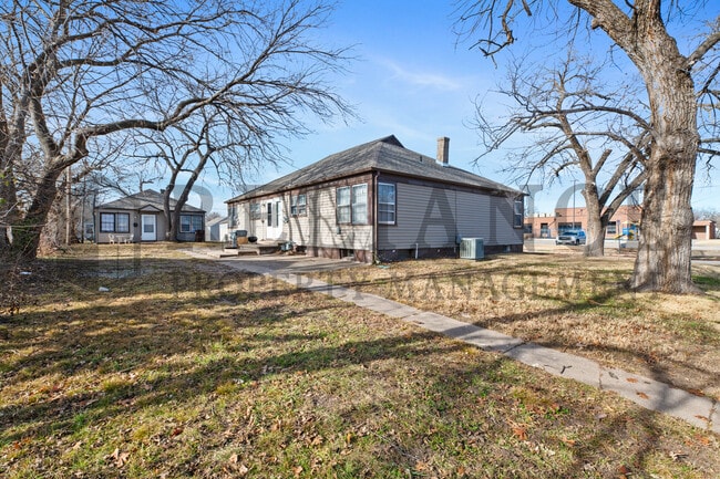 Building Photo - 1125 W 16th St N