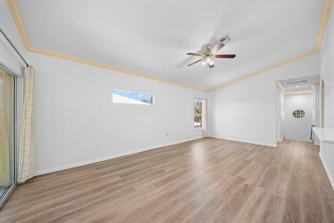 Building Photo - Nicely updated 3-bedroom, 2-bath upper-floor condo in Fort Myers