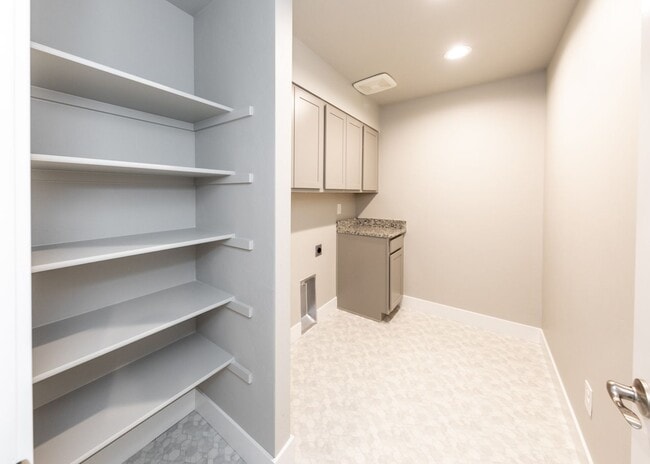 Building Photo - 5389 Sky Top Ln
