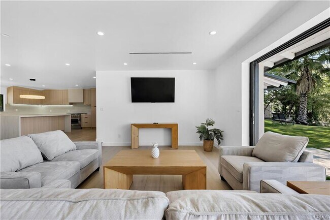 Building Photo - 17072 Oak View Dr