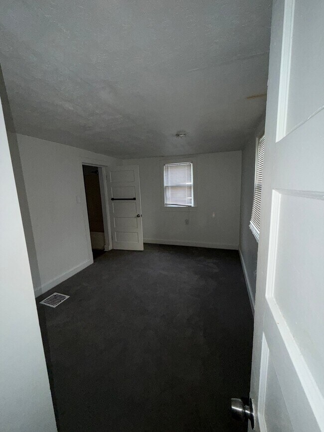Building Photo - 549 Beecher St