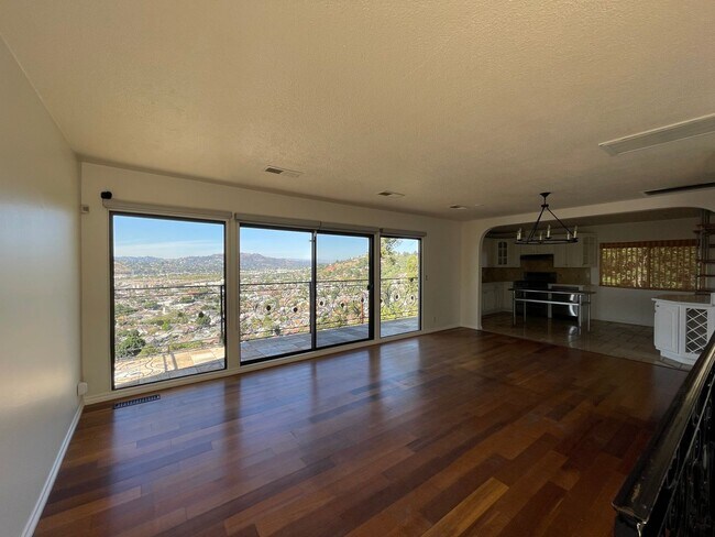 Building Photo - Gorgeous 5 Bed House - Amazing View!