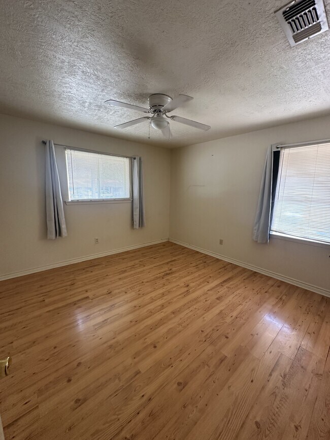 Building Photo - 1206 Tom Dee St