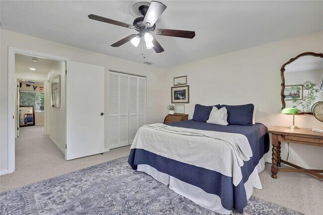Building Photo - 1637 SE Paradise Cir W