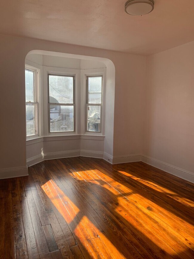Building Photo - Coming Soon! 3 Bedroom 1 Bath 2nd/3rd Floo...