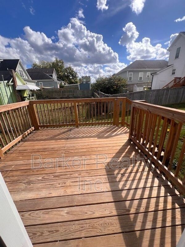 Building Photo - 1602 Pender St