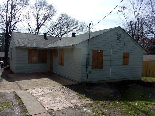 Building Photo - 2796 Flora Ave