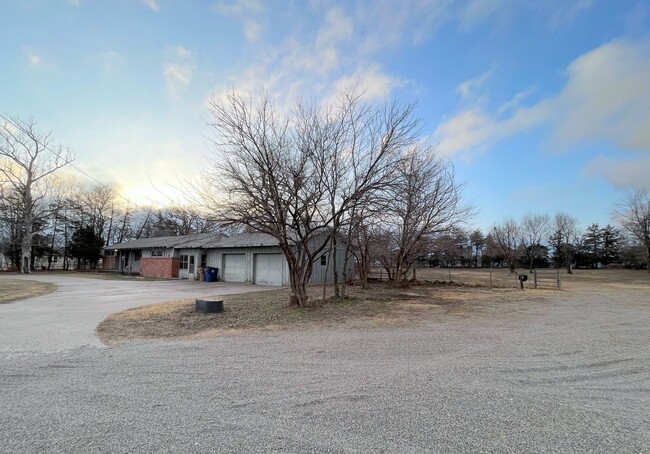 Building Photo - Ranch Style 4 Bedroom