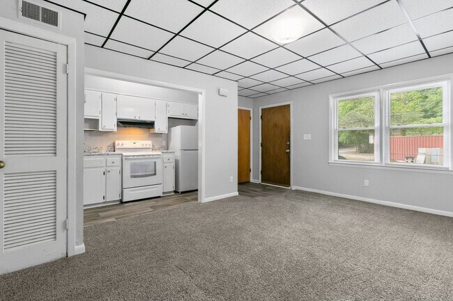 Building Photo - 210 Colonial Dr