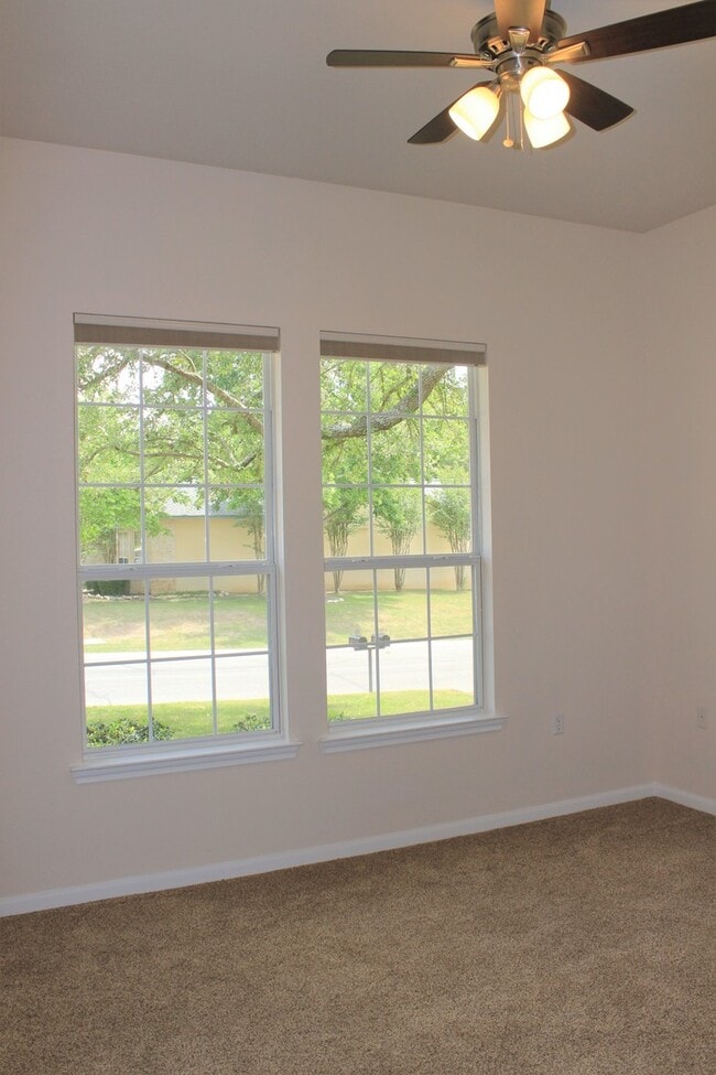 Building Photo - 103 Hill Country Dr