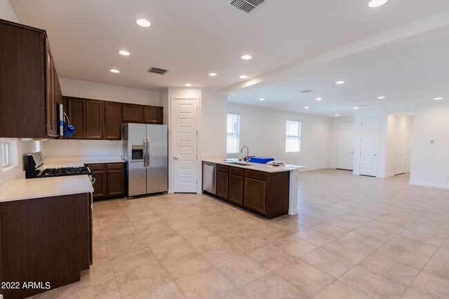 Building Photo - 9323 W Glenrosa Ave