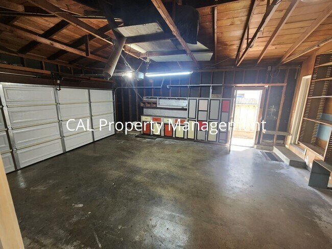Building Photo - 430 E Laurel Dr