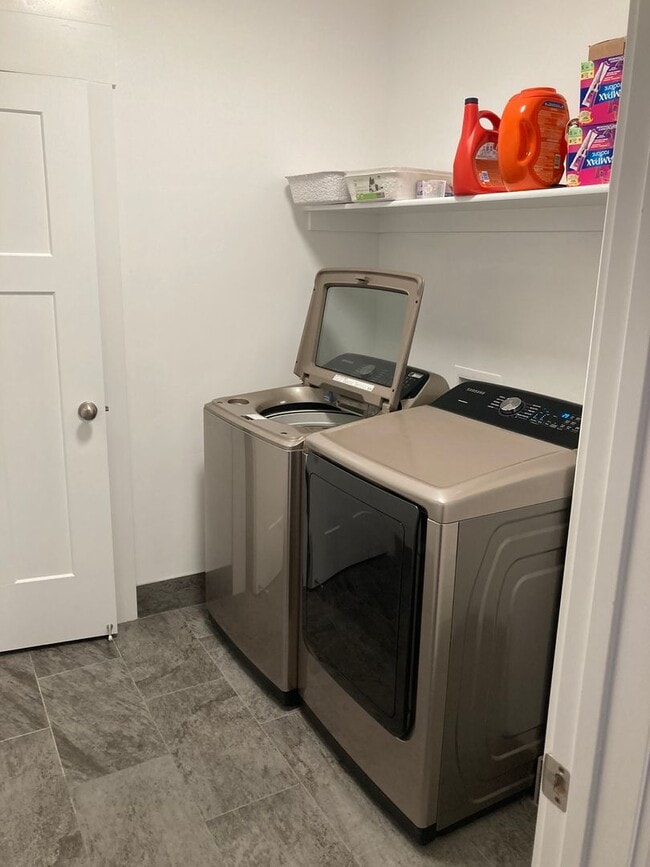 Building Photo - 1 bedroom, shared bathroom, kitchen, livin...