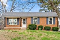 Building Photo - Newly Renovated 3 Bedroom Pet Friendly Hom...