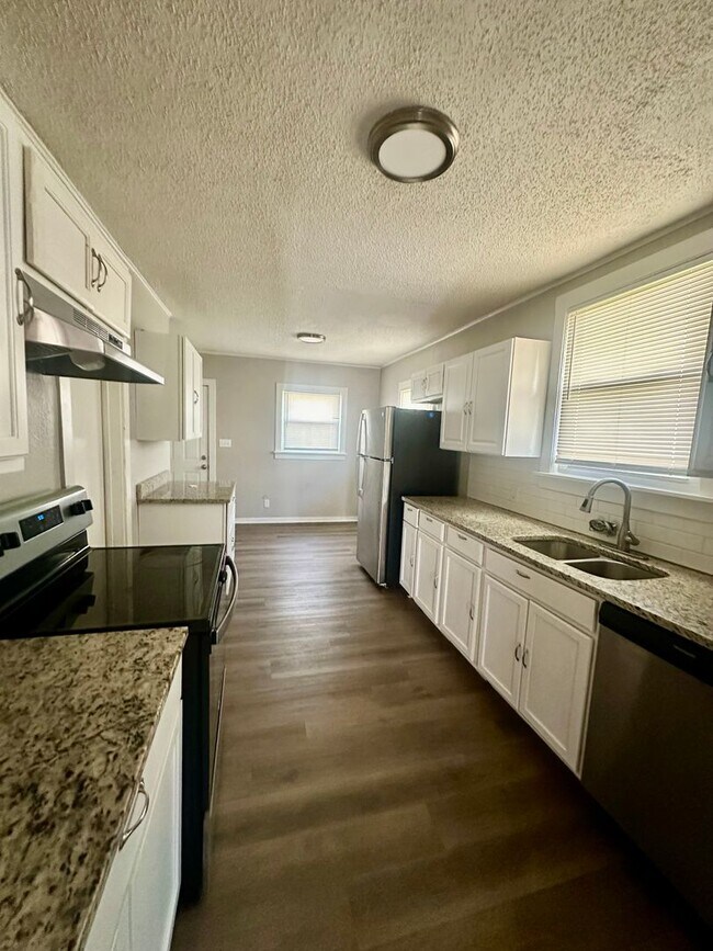 Building Photo - Cute Midtown 3 Bedroom Home For Rent!