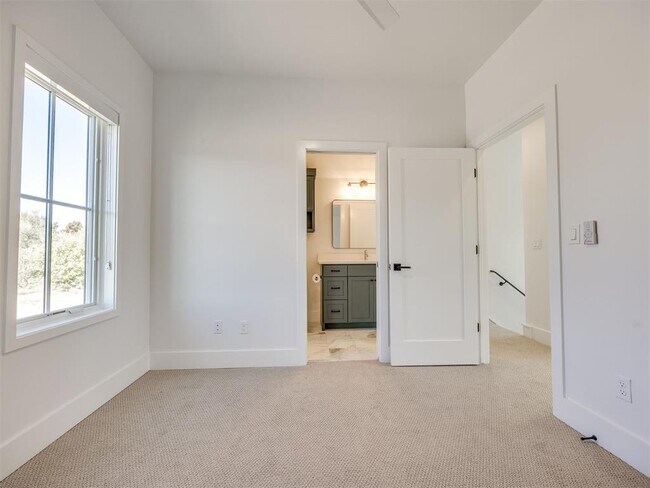 Building Photo - 1078 Hangar Dr