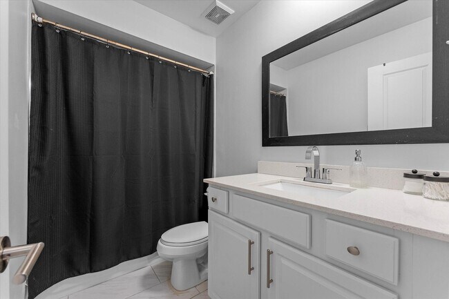 Building Photo - 1596 Shaker Cir