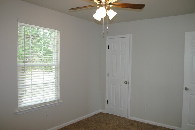 Building Photo - Valley Green Apartments