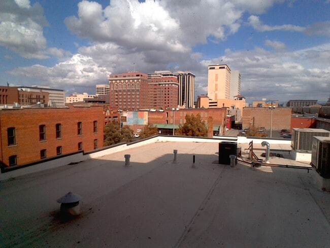 Building Photo - Downtown Loft-Style Studio Condo | 720 Sq....