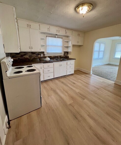 Kitchen - 1325 W Elm St