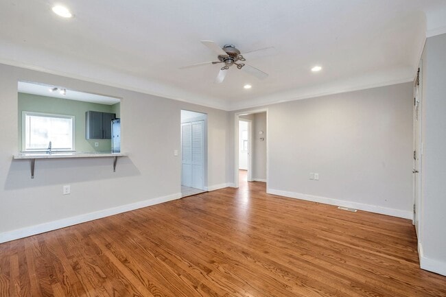 Building Photo - 6 month lease only no extensions Greenwood bungalow