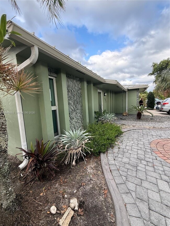 Building Photo - 407 SE 4th Terrace