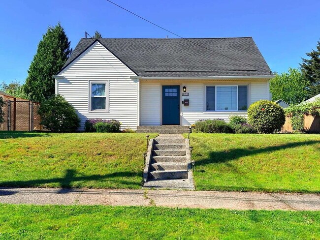 Building Photo - This spacious four-bedroom, two-bathroom